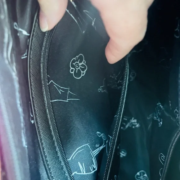 Elegant Black Handbag with Gold Accents - Picture 7 of 13